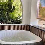 Апартаменты Luksusowy Z Basenem I Jacuzzi Малага
